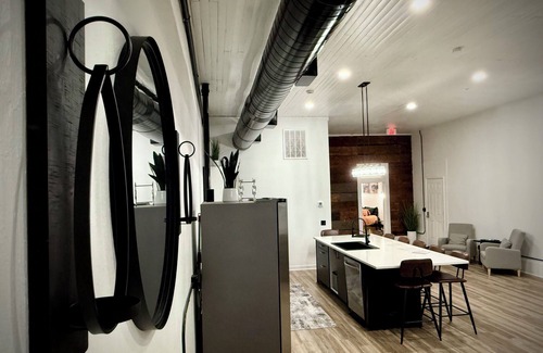 Jacksboro Apartment | “Downtown Boro Loft” Charming 1600 sq foot open concept Downtown Jacksboro