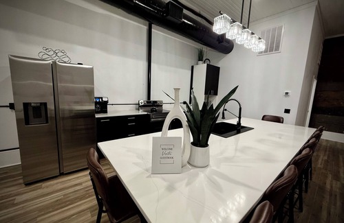Jacksboro Apartment | “Downtown Boro Loft” Charming 1600 sq foot open concept Downtown Jacksboro