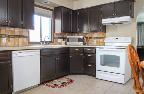 Baker City Apartment | Downtown Bungalow - Sleeps 8!