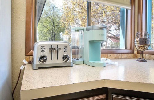 Baker City Apartment | Downtown Bungalow - Sleeps 8!