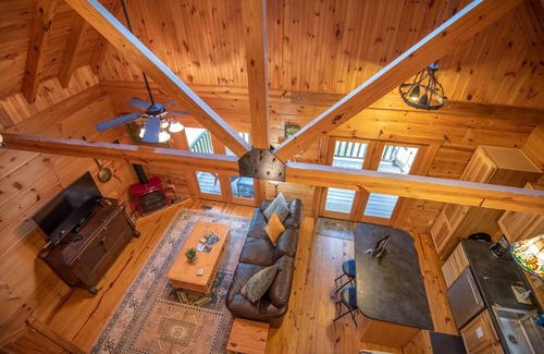 West Jefferson Cabin | Downtown Cabin - West Jefferson + Hot Tub + Minutes to Downtown Breweries, Shops, and More!