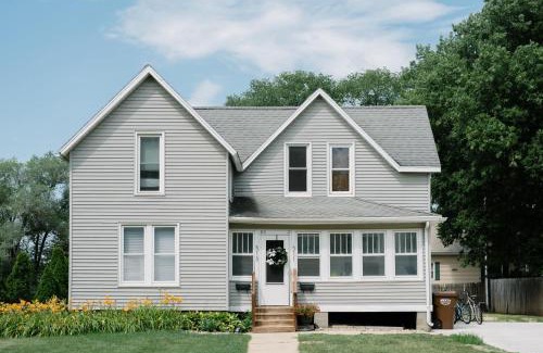 Ames Apartment | Downtown & Campus Wifi W D Netflix 2Br 1Ba