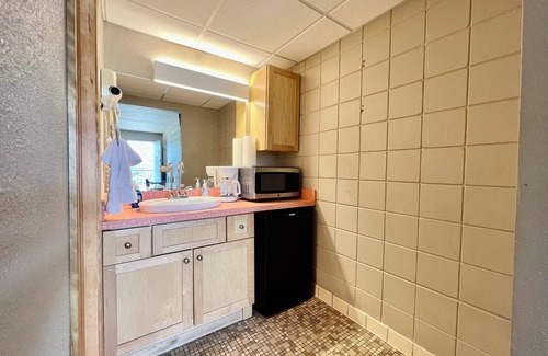 Cedar Falls Apartment | Downtown CF Studio - Free Gated Parking! 520