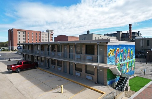 Cedar Falls Apartment | Downtown CF Studio - Free Gated Parking! 520
