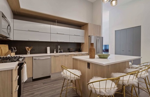 Downtown Chicago Apartment | Downtown Charm: 2BR, Comfort, Great Amenities