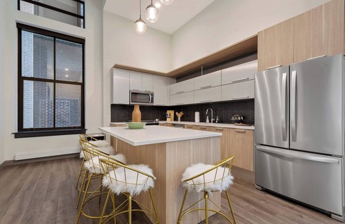 Downtown Chicago Apartment | Downtown Charm: 2BR, Comfort, Great Amenities