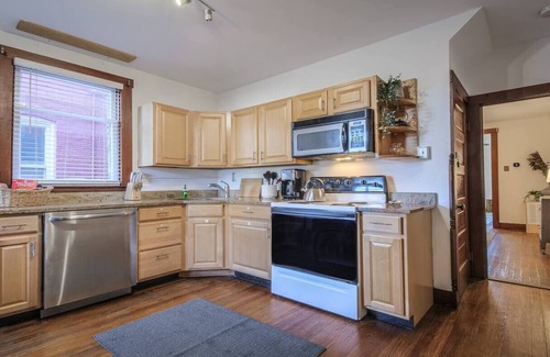 Downtown House | Downtown Charm: Pets Welcomenn