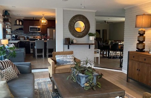 Columbia House | Downtown/Close to Stadium 4-Bedroom Ranch House (2 masters) Entertaining Set Up