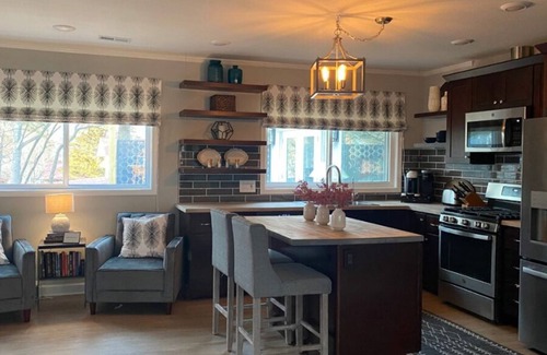 Columbia House | Downtown/Close to Stadium 4-Bedroom Ranch House (2 masters) Entertaining Set Up