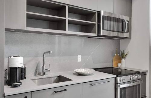 King West Village Condo | Downtown Condo! Walk to Lake, Exhibition, BMO, Budweiser & GO.