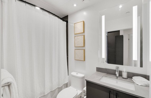 King West Village Condo | Downtown Condo! Walk to Lake, Exhibition, BMO, Budweiser & GO.