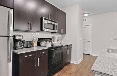 North Hyde Park Apartment | Downtown Cozy King 1BR | Pool/Gym/FREE Parking