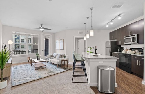 North Hyde Park Apartment | Downtown Cozy King 1BR | Pool/Gym/FREE Parking