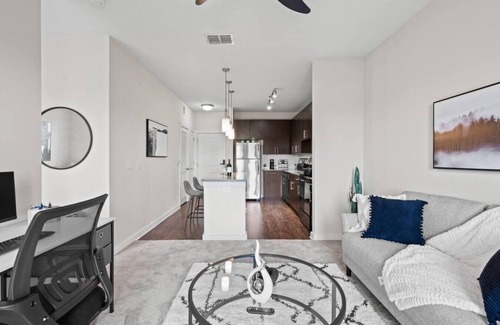 Courier City - Oscawana Apartment | Downtown Cozy King stay | Pool/Gym/Free Parking!