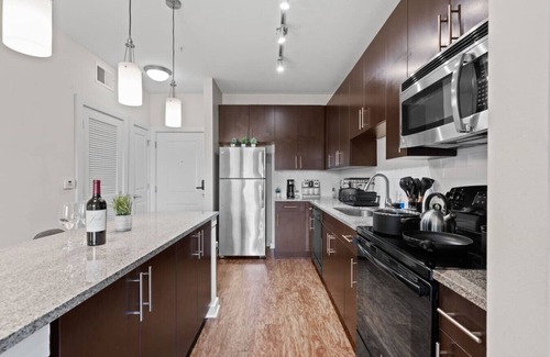 Courier City - Oscawana Apartment | Downtown Cozy King stay | Pool/Gym/Free Parking!