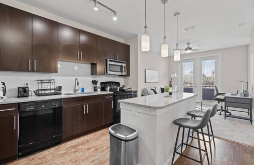 Courier City - Oscawana Apartment | Downtown Cozy King stay | Pool/Gym/Free Parking!