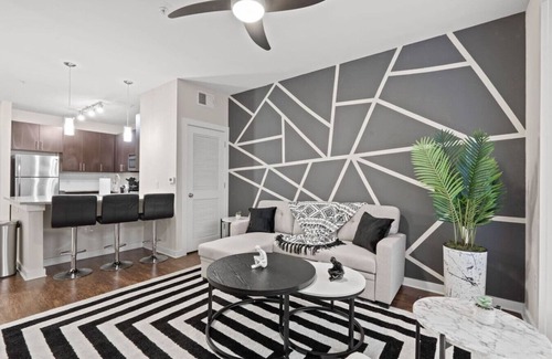 Courier City - Oscawana Apartment | Downtown Cozy King Suite | Pool/Gym/Free Parking