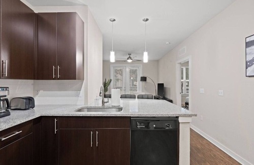 Courier City - Oscawana Apartment | Downtown Cozy King Suite | Pool/Gym/Free Parking