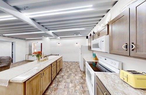 Lander House | Downtown Creek Retreat! Fully Furnished with Great Work Space too!