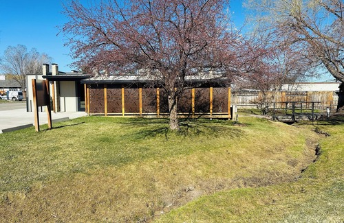 Lander House | Downtown Creek Retreat! Fully Furnished with Great Work Space too!