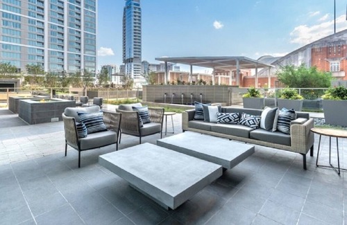 Uptown Condo | Downtown Dallas Apt w/View-walking distance to AAC+Free Parking+ Pool+Wifi