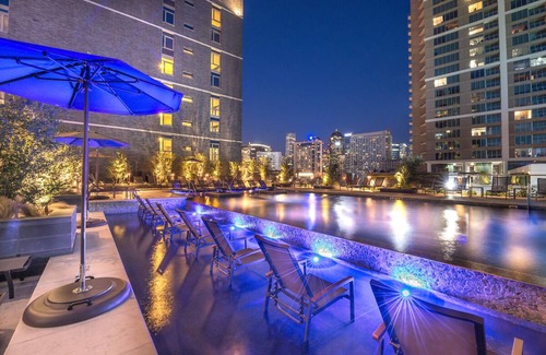Uptown Condo | Downtown Dallas Apt w/View-walking distance to AAC+Free Parking+ Pool+Wifi