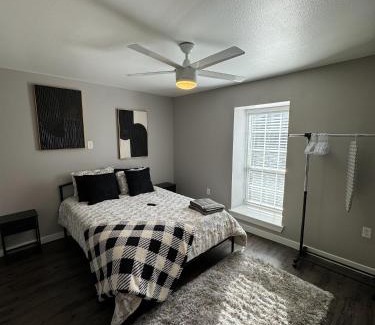 Peak's Suburban Addition Apartment | Downtown Dallas - Modern 1Bed 1Bath Escape