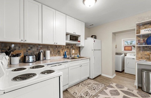 Pittsburgh Apartment | Downtown Delight 3BR Retreat Near Stadium-Arena