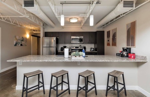 Downtown Des Moines Apartment | Downtown Des Moines Gem: 2BR/2BA + Balcony & Grill