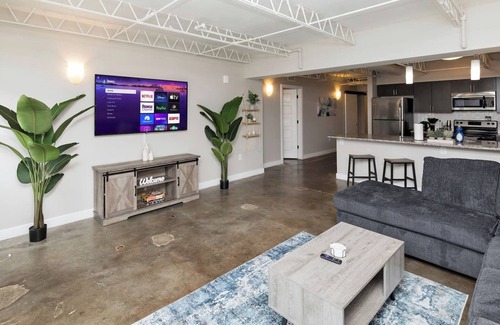 Downtown Des Moines Apartment | Downtown Des Moines Gem: 2BR/2BA + Balcony & Grill