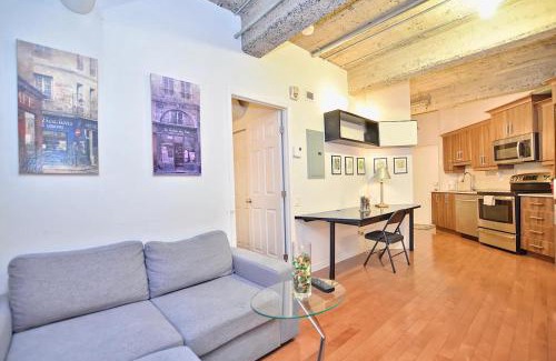 Quartier des Spectacles Apartment | Downtown Flat - Place des Arts Free Street Parking