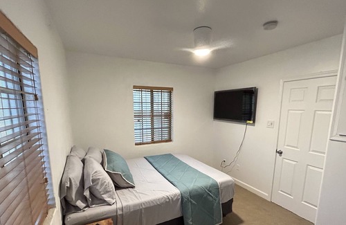 F. Q. Story House | Downtown flat with free parking on premises!