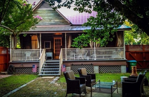 Natchez Cottage | Downtown, Free wine, Courtyard, Porches, 1885, Keyless, Private