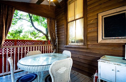Natchez Cottage | Downtown, Free wine, Courtyard, Porches, 1885, Keyless, Private
