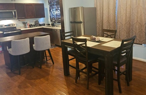 Atlanta House | Downtown Furnished Room - Close to GWCC, Mercedes Benz Stadium & Ga. Aquarium
