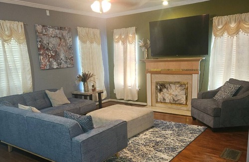 Atlanta House | Downtown Furnished Room - Close to GWCC, Mercedes Benz Stadium & Ga. Aquarium