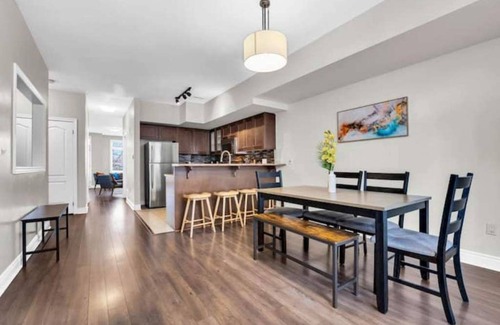 Burlington House | Downtown Gem - 3min to Lakefront - King Bed