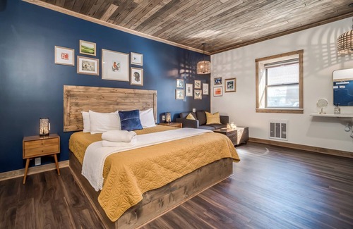 Prescott House | Downtown Gem: King Bed~Fireplace~Sofa