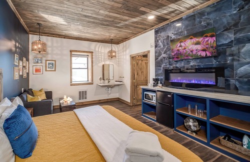 Prescott House | Downtown Gem: King Bed~Fireplace~Sofa
