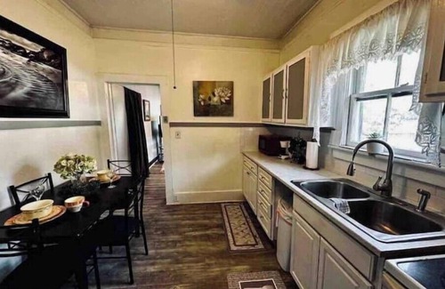 Waycross Apartment | Downtown Gem, Near Okefenokee Swamp, Thai Restaurant with Carport & Workspace