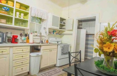 Waycross Apartment | Downtown Gem, Near Okefenokee Swamp, Thai Restaurant with Carport & Workspace