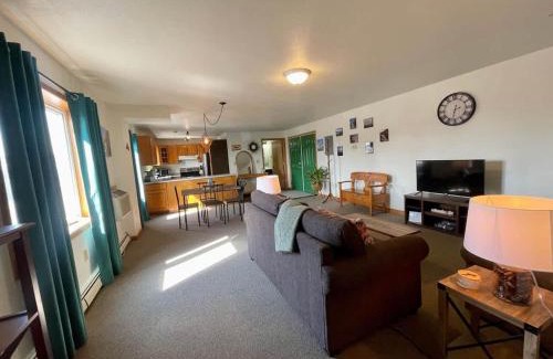 Ironwood House | Downtown Green Room at Villages on Aurora