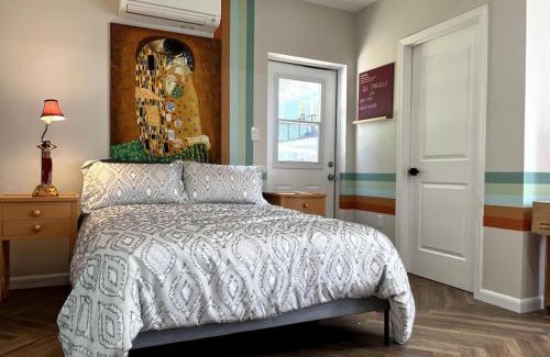Colonialtown North Apartment | Downtown Groovy Studio