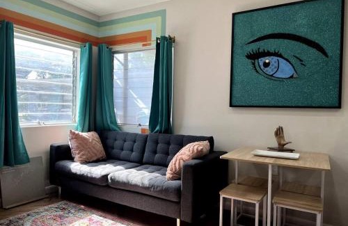 Colonialtown North Apartment | Downtown Groovy Studio