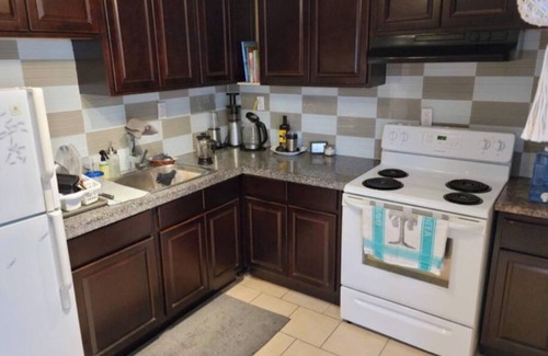 Beasley Apartment | Downtown Hamilton urban oasis. Close to all major bus routes, shops & eateries.