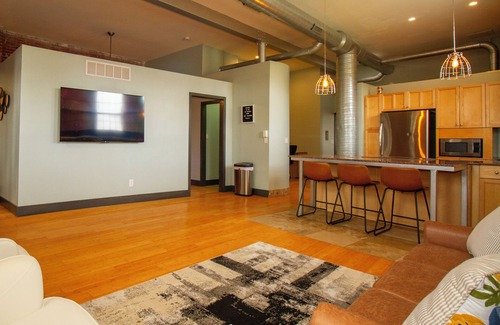 Evansville Apartment | Downtown Haven Retreat - 2 Bed/2 Bath Flat in the Heart of Downtown - Sleeps 4