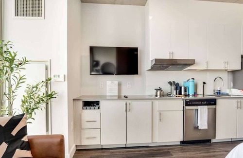 Downtown Phoenix Apartment | Downtown Highrise STU | Sky Pool, Parking, Gym 06