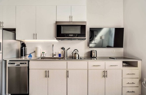 Downtown Phoenix Apartment | Downtown Highrise STU | Sky Pool, Parking, Gym 16