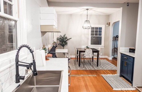 Albany House | Downtown Historic Bungalow- Pet friendly fully fenced backyard