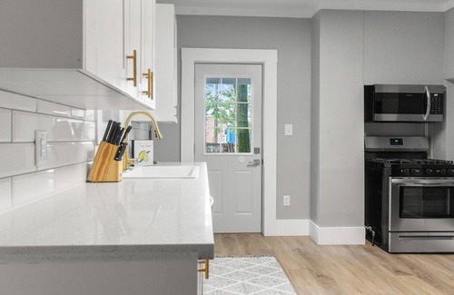 West Central House | Downtown home next to park! 2 bedrooms and 2 living rooms!
